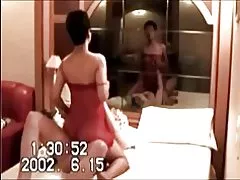 Koreyen milf kopye sou mari a ak konpayon blan