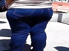 Una madura con una nalgotas