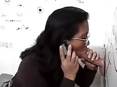 Gloryhole nan twalèt pou azi poul la